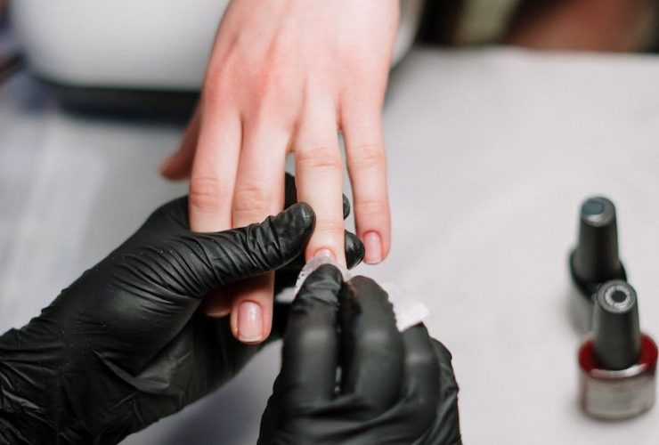 person holding black hand spinner