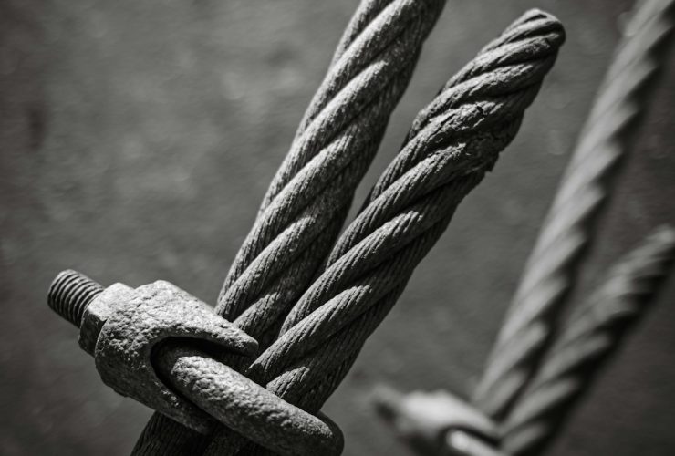 a black and white photo of a rope