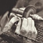 Goudsmid werkt aan een handgemaakt zilveren sieraad in een ambachtelijk atelier
