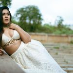 Vrouw in zomerse outfit met subtiele gouden sieraden