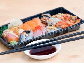 Kleurrijke lunchbox met granen, gegrilde groenten en kikkererwten voor op het werk
