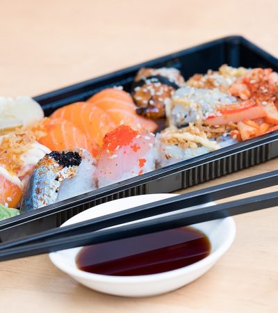 Kleurrijke lunchbox met granen, gegrilde groenten en kikkererwten voor op het werk