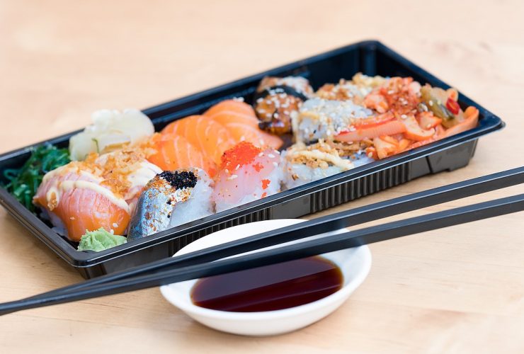 Kleurrijke lunchbox met granen, gegrilde groenten en kikkererwten voor op het werk