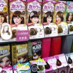 Rekken vol professionele beauty producten in een groothandel