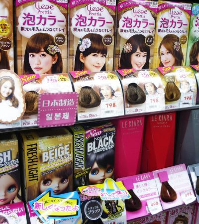 Rekken vol professionele beauty producten in een groothandel