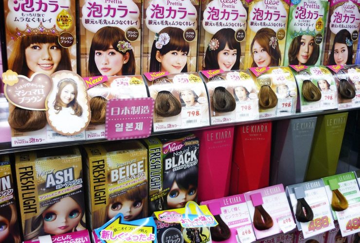 Rekken vol professionele beauty producten in een groothandel