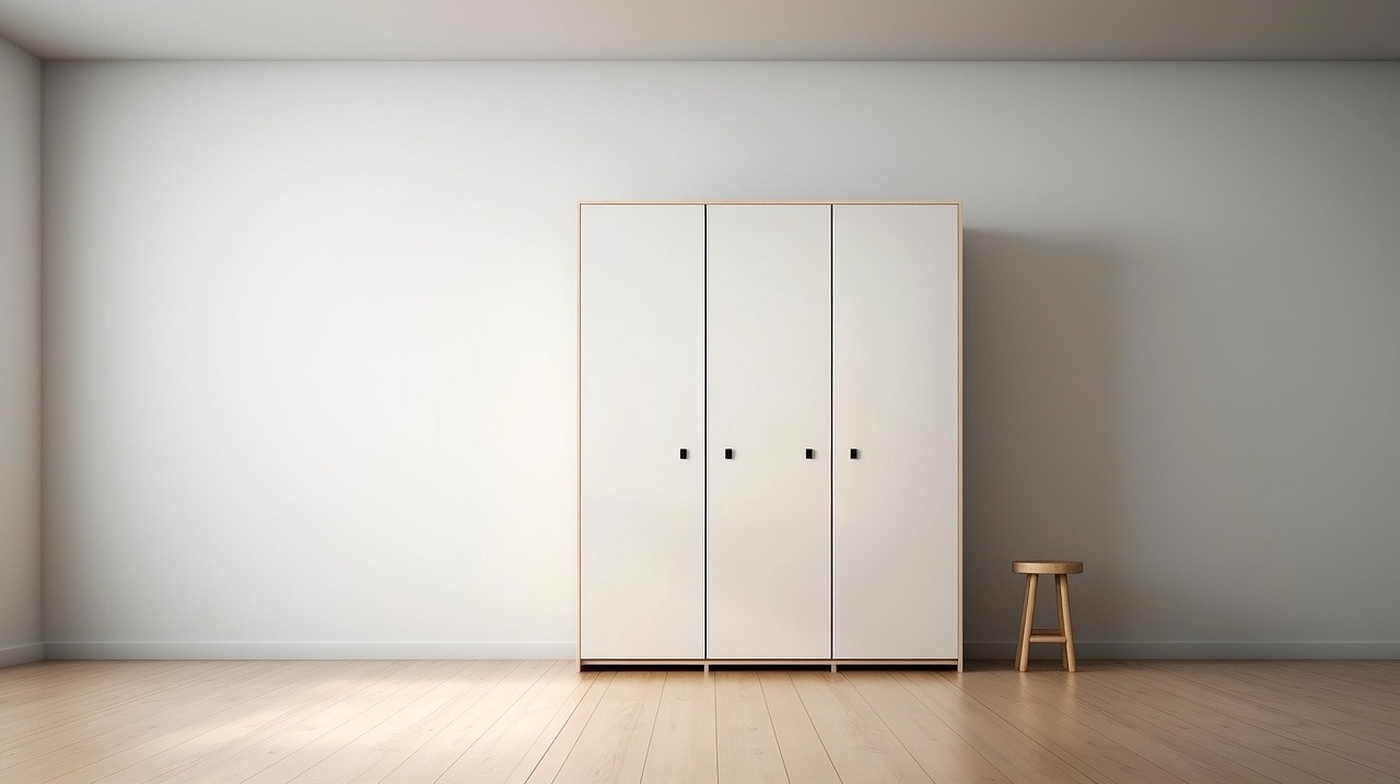 Een op maat gemaakte inbouwkast in een moderne slaapkamer met houten afwerking