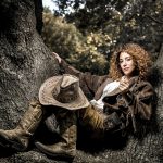 Vrouw die samen met een styliste haar garderobe bekijkt en outfits uitzoekt