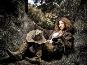 Vrouw die samen met een styliste haar garderobe bekijkt en outfits uitzoekt