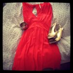 Vrouw in rode outfit gecombineerd met rode tas en accessoires