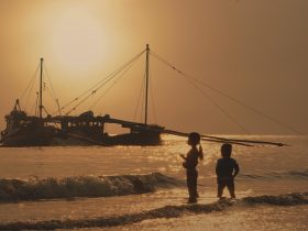 Kinderen in kleurrijke strandoutfits spelen op het strand in de zomer