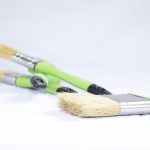 Aannemer die dakisolatie aanbrengt tijdens een woningrenovatie