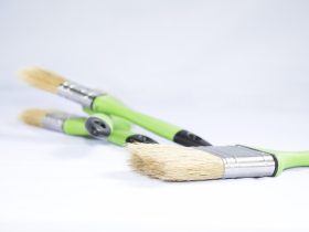 Aannemer die dakisolatie aanbrengt tijdens een woningrenovatie