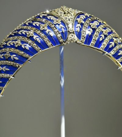 Drie soorten gouden sieraden naast elkaar: roségoud, geelgoud en witgoud