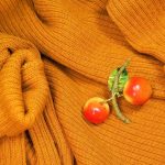 Een vintage emailbroche vastgespeld op een donkere coltrui als winteraccessoire