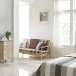 Stijlvol ingerichte woonkamer na renovatie met neutrale kleuren en houten vloer