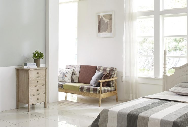 Stijlvol ingerichte woonkamer na renovatie met neutrale kleuren en houten vloer