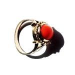 Een goudsmid past een gouden ring aan op een werkbank in een atelier