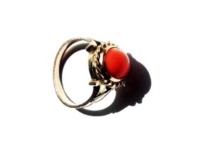Een goudsmid past een gouden ring aan op een werkbank in een atelier
