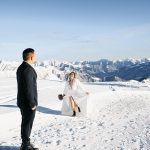 Bruid met een elegante witte cape over haar trouwjurk buiten in de winter
