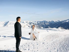 Bruid met een elegante witte cape over haar trouwjurk buiten in de winter