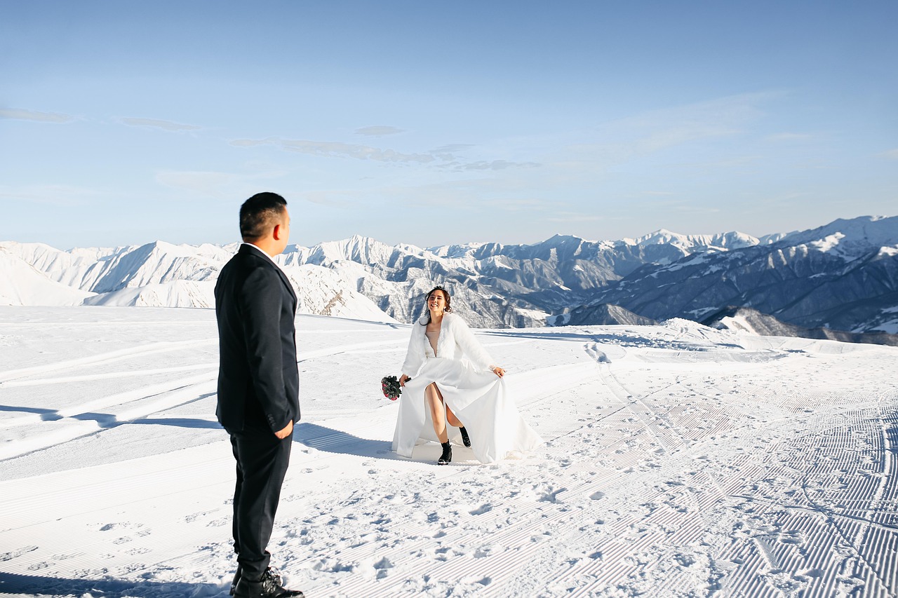 Bruid met een elegante witte cape over haar trouwjurk buiten in de winter
