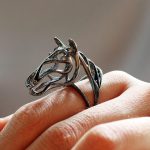 Een verzameling gouden en zilveren ringen uitgestald op een houten oppervlak, klaar voor groothandel inkoop