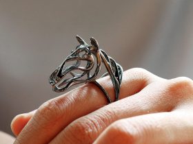 Een verzameling gouden en zilveren ringen uitgestald op een houten oppervlak, klaar voor groothandel inkoop