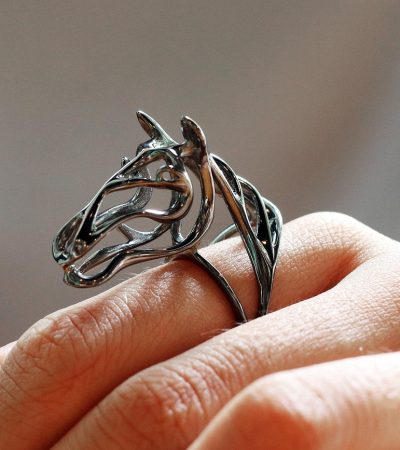 Een verzameling gouden en zilveren ringen uitgestald op een houten oppervlak, klaar voor groothandel inkoop