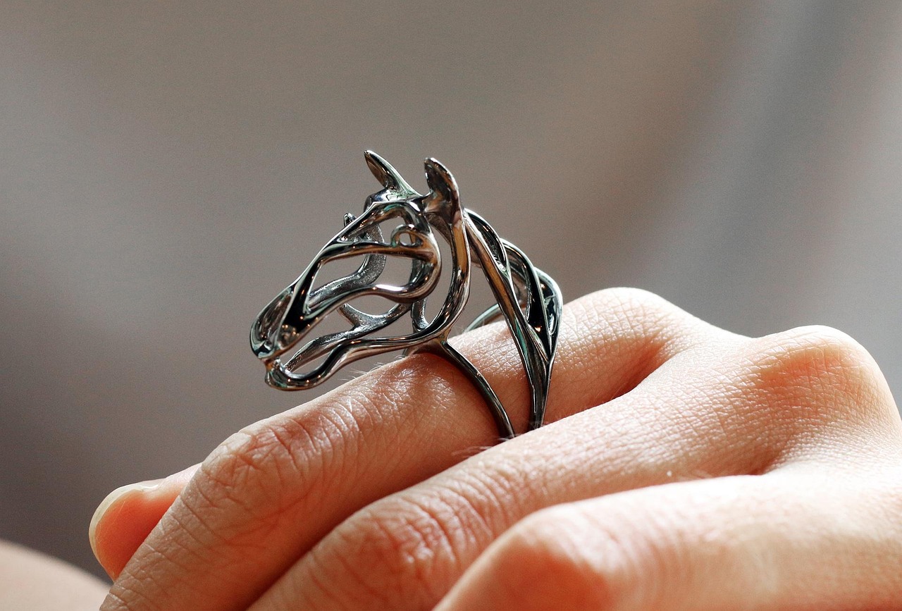 Een verzameling gouden en zilveren ringen uitgestald op een houten oppervlak, klaar voor groothandel inkoop