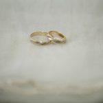 Gouden jubileumring met gele steen als symbool voor huwelijksjubileum