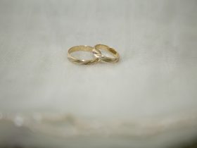 Gouden jubileumring met gele steen als symbool voor huwelijksjubileum