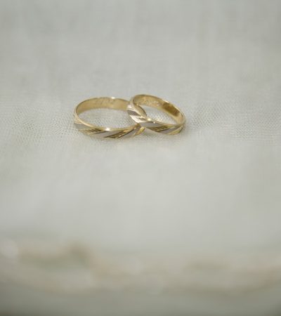 Gouden jubileumring met gele steen als symbool voor huwelijksjubileum