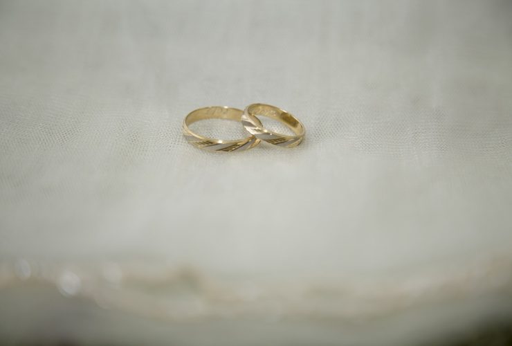 Gouden jubileumring met gele steen als symbool voor huwelijksjubileum