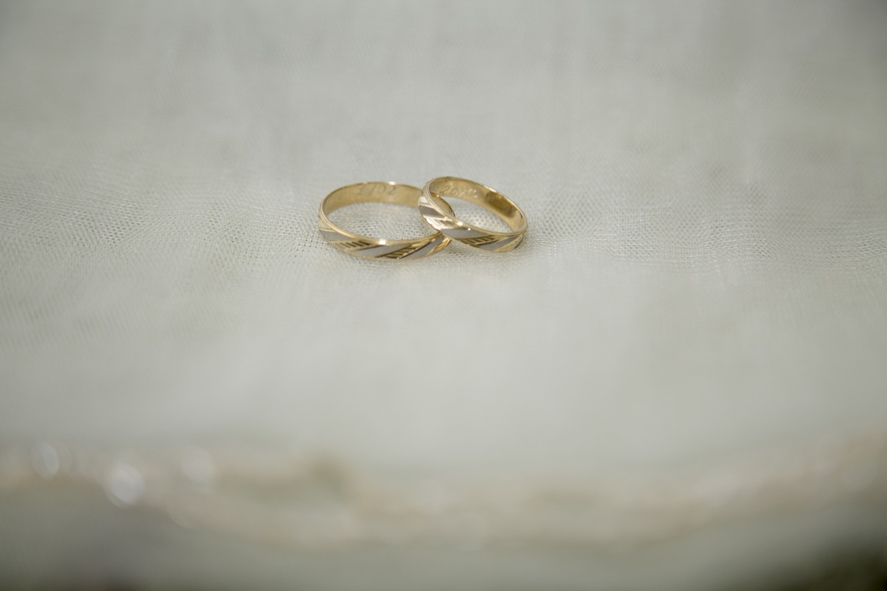 Gouden jubileumring met gele steen als symbool voor huwelijksjubileum