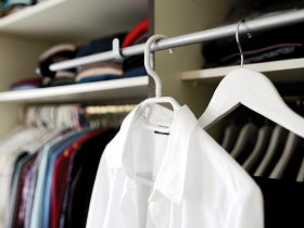 Vrouw die kleding kiest uit een overzichtelijke kledingkast voor een hybride werkdag